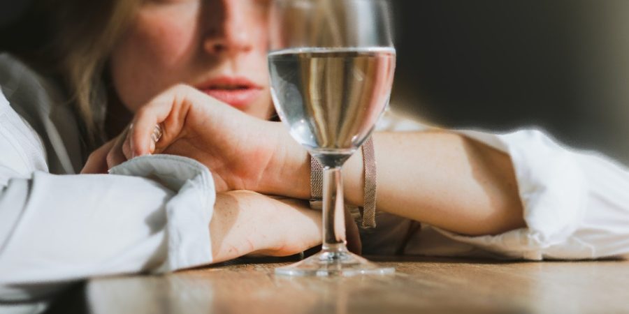 Почему алкоголик может сорваться после лечения